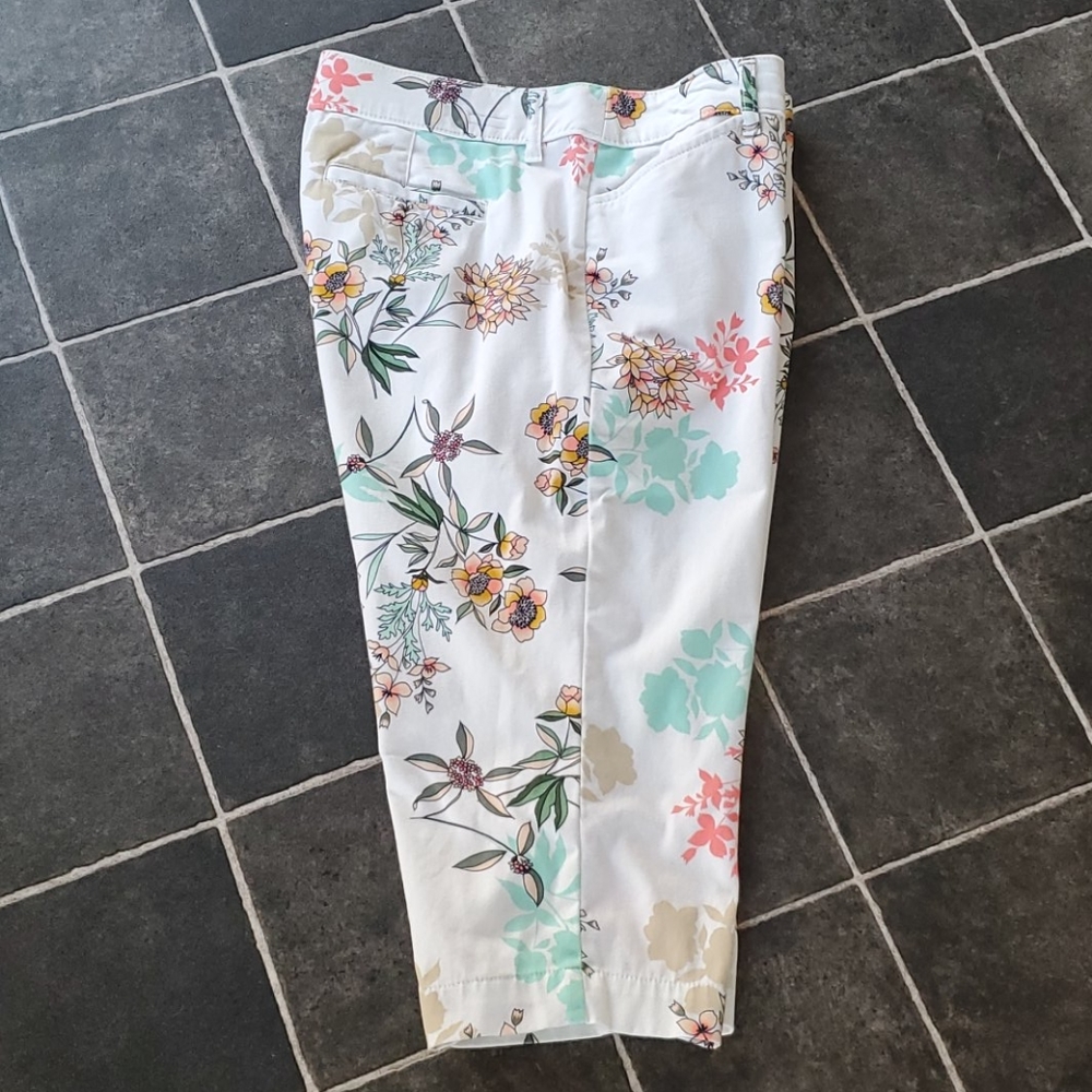 St. John's Bay White Floral Capris with Mint and Coral Accents